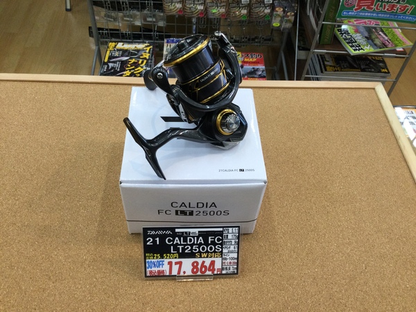 狭山店【製品入荷情報】第２弾！「ダイワ　２１カルディアＦＣ　ＬＴ　２５００Ｓ（久々の入荷）＆エンジン　ライク２．５インチ（３色久々の入荷）などが、入荷しました！」（狭山店）サムネイル