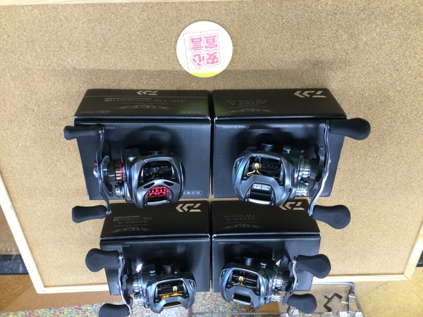 （本日の買取情報）ダイワ スティーズＡＩＲＴＷ５００ＸＸＨＬ スティーズＡＴＷ１０１６－ＣＣ スティーズＡＴＷ１０１６ＸＨ スティーズＡＴＷ１０１６ＸＨＬ（ＳＶ１０３スプール仕様） ２１アルファスＳＶＴＷ８００Ｈ ２１アルファスＳＶＴＷ８００ＸＨＬ １９バスＸ８０ＳＨＬ　２０ルビアスＦＣＬＴ２０００Ｓ－ＸＨ ２０ルビアスＦＣＬＴ２５００Ｓ－ＸＨ、シマノ １６アンタレスＤＣＭＤＸＧ右 １４オシアコンクエスト２００ＨＧ、アブガルシア レボＭＧＸ－ＳＨＳ－Ｌ、各種偏光グラス、各種ルアー　買取入荷いたしました！（寝屋川店）サムネイル