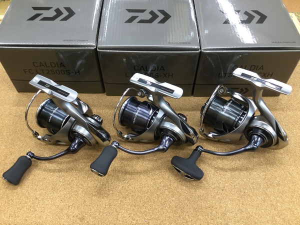 【寝屋川店】（新製品入荷情報）ダイワ　２５カルディアＦＣ ＬＴ２５００Ｓ－Ｈ　２５カルディアＬＴ２５００Ｓ－ＸＨ　２５カルディアＬＴ３０００Ｓ－ＣＸＨ　ヒップバッグ（Ｄ）　入荷致しました！サムネイル