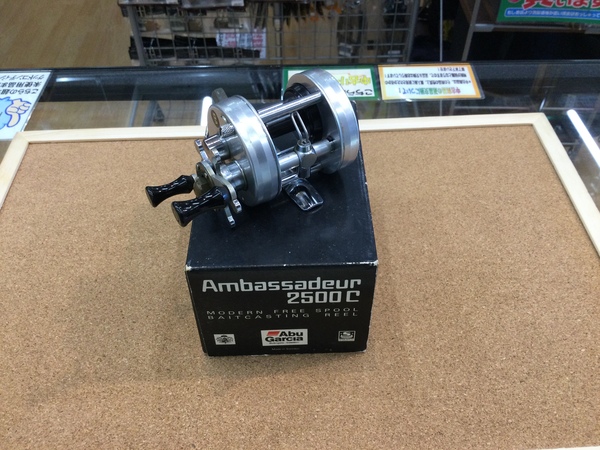 狭山店　本日の釣具買取商品　第２弾！「Ａｂｕ　Ａｍｂａｓｓａｄｅｕｒ　２５００Ｃ（シルバー）が、買取入荷しました！」（狭山店）サムネイル
