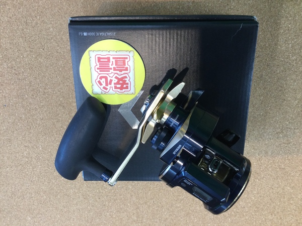 狭山店　本日の釣具買取商品　第４弾！「ダイワ　２１ソルティガＩＣ　３００ＨＬ－ＳＪ（左）＆ゴメクサス　１３０ｍｍジギングハンドルなどが、買取入荷しました！」（狭山店）サムネイル