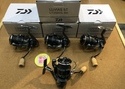【最新釣具買取情報☆第２弾☆】「ダイワ ○２４ルビアスＳＴ　ＬＴ２５００Ｓ－ＸＨ×４台、シマノ ２１コンプレックスＸＲ　Ｃ２０００　Ｆ４」買取り入荷致しました。（つりどうぐ一休　葛の葉店）サムネイル