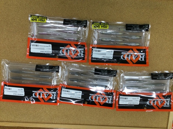【新製品入荷情報】　レイドジャパン スライスフィッシュ２.８インチ（エラストマー素材） スライスフィッシュ３.５インチ（ＰＶＣ製ワーム素材）　ペラー２.８インチ　スーパーフィッシュローラー４.２インチ スーパーフィッシュローラー５インチ スーパーフィッシュローラー６.５インチ　ウェポンハンガー４５００、つり人社  バサー２０２６年８月号　入荷いたしました！！　（寝屋川店）サムネイル